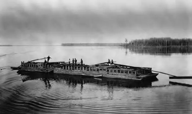 Flatboat on the tennessee river